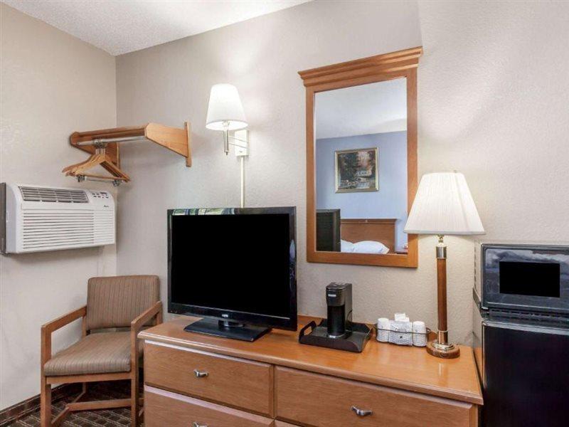 Super 8 By Wyndham Johnstown/gloversville Hotel Johnstown